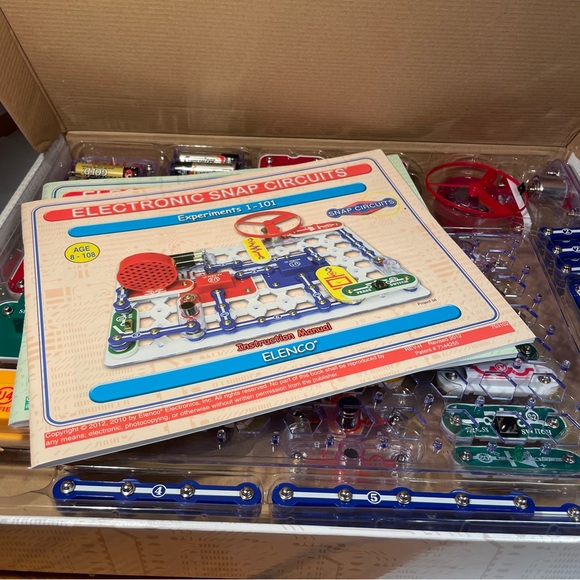 Elenco Electronic Snap Circuits Kit 300 Projects Large Kit - Picture 5 of 8